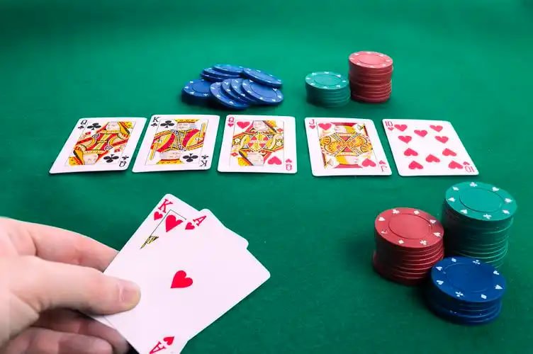 Tangkapan layar aplikasi 10naga dengan menu permainan dan promosi